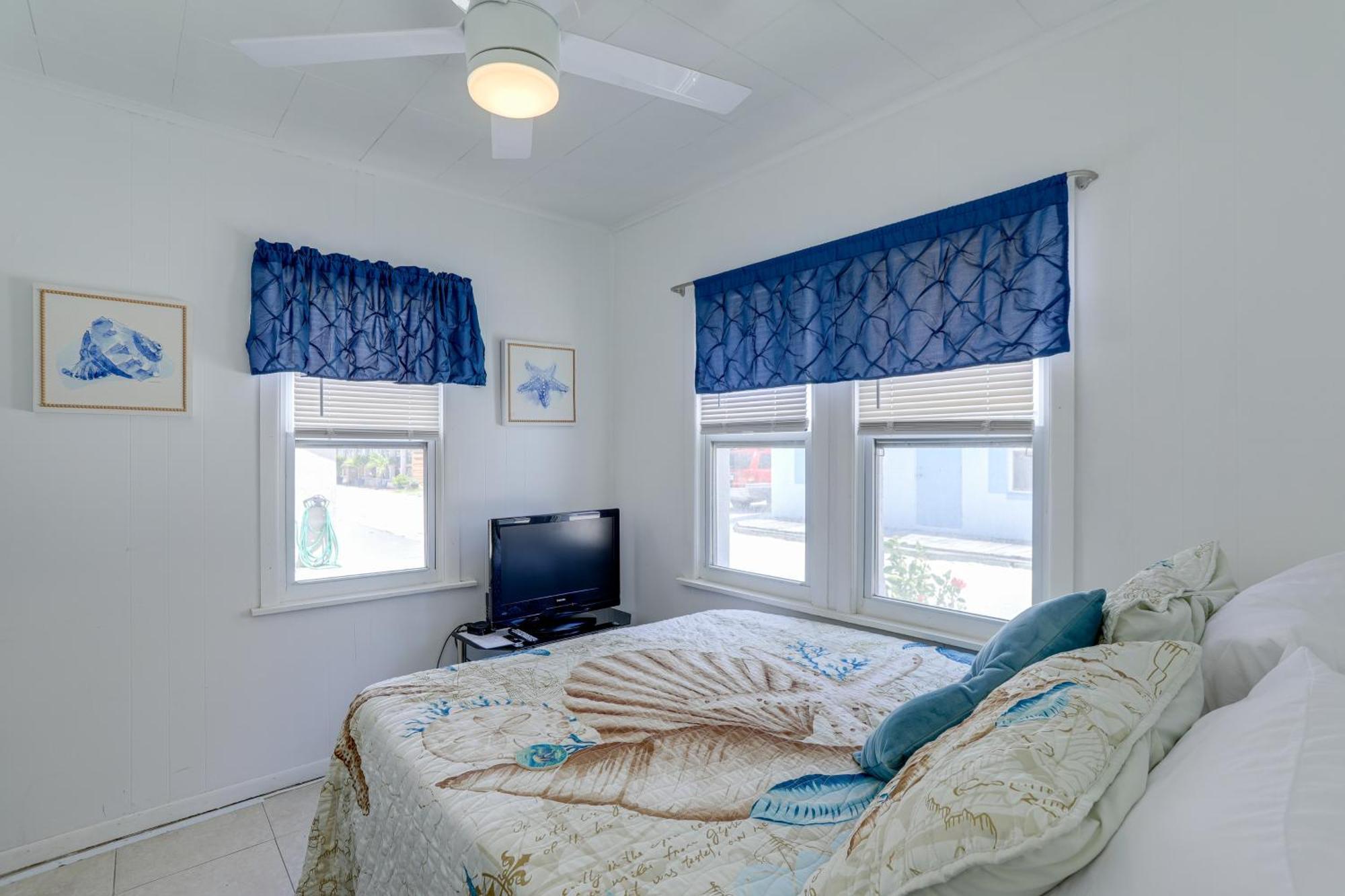 Holiday home Cozy Indian Rocks Steps To Seawall!