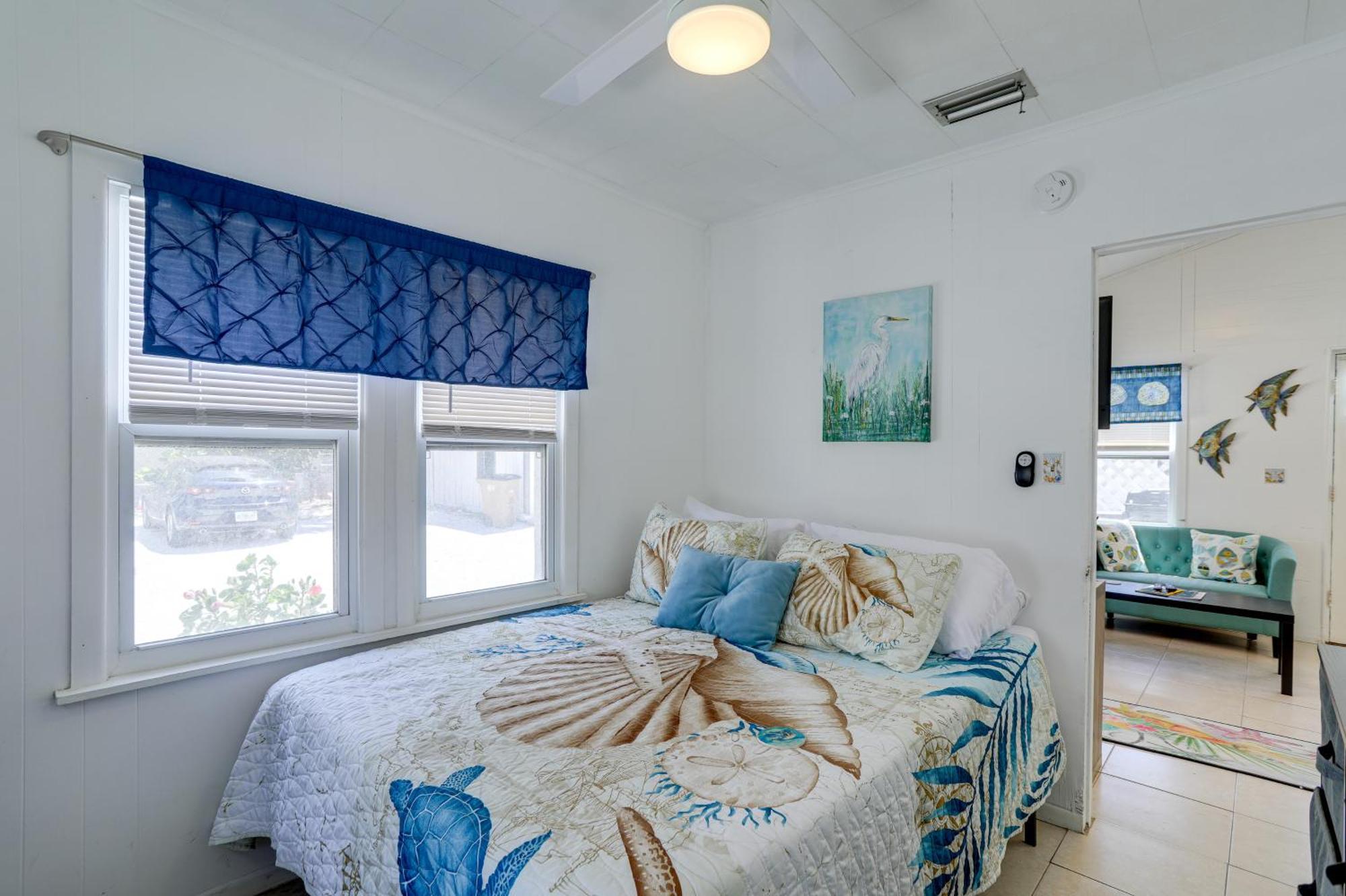 Cozy Indian Rocks Steps To Seawall! Holiday home *