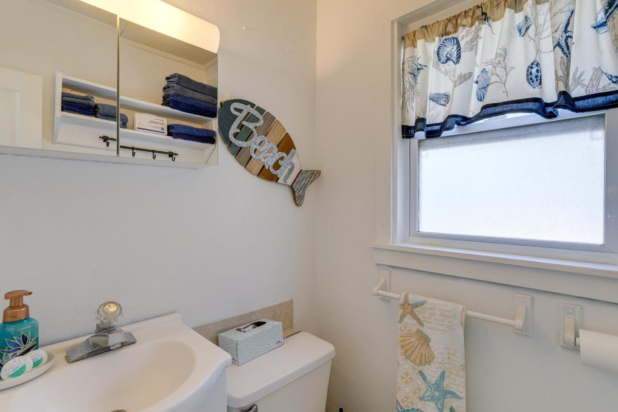Holiday home Cozy Indian Rocks Steps To Seawall! *