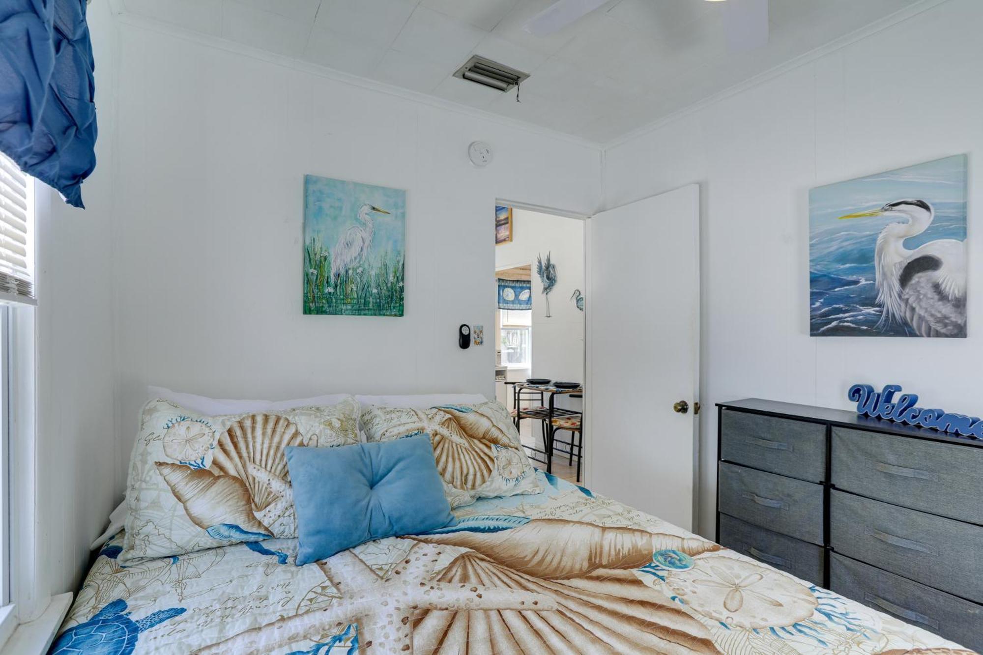 Cozy Indian Rocks Steps To Seawall! Holiday home