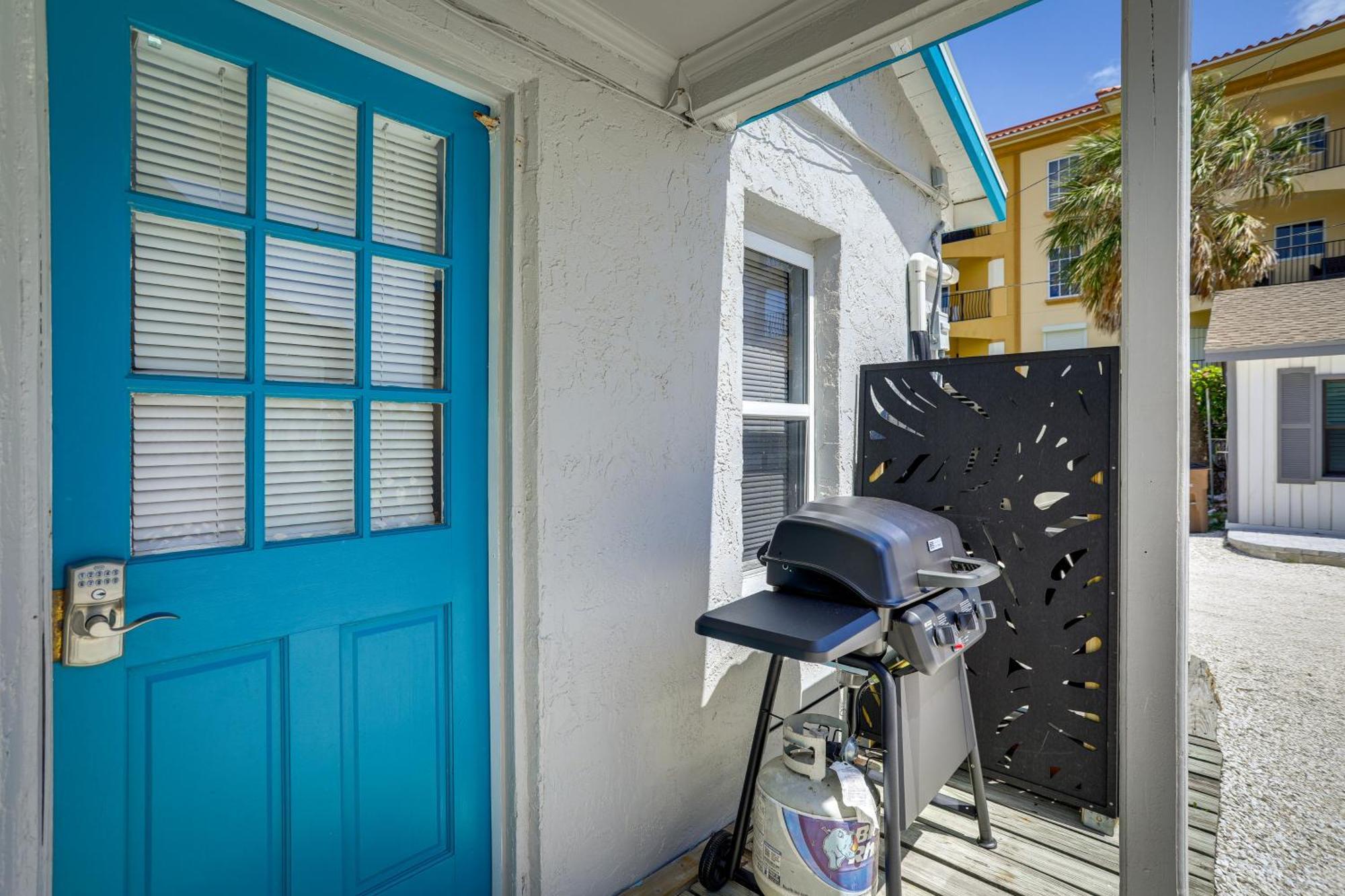 Cozy Indian Rocks Steps To Seawall! Holiday home *