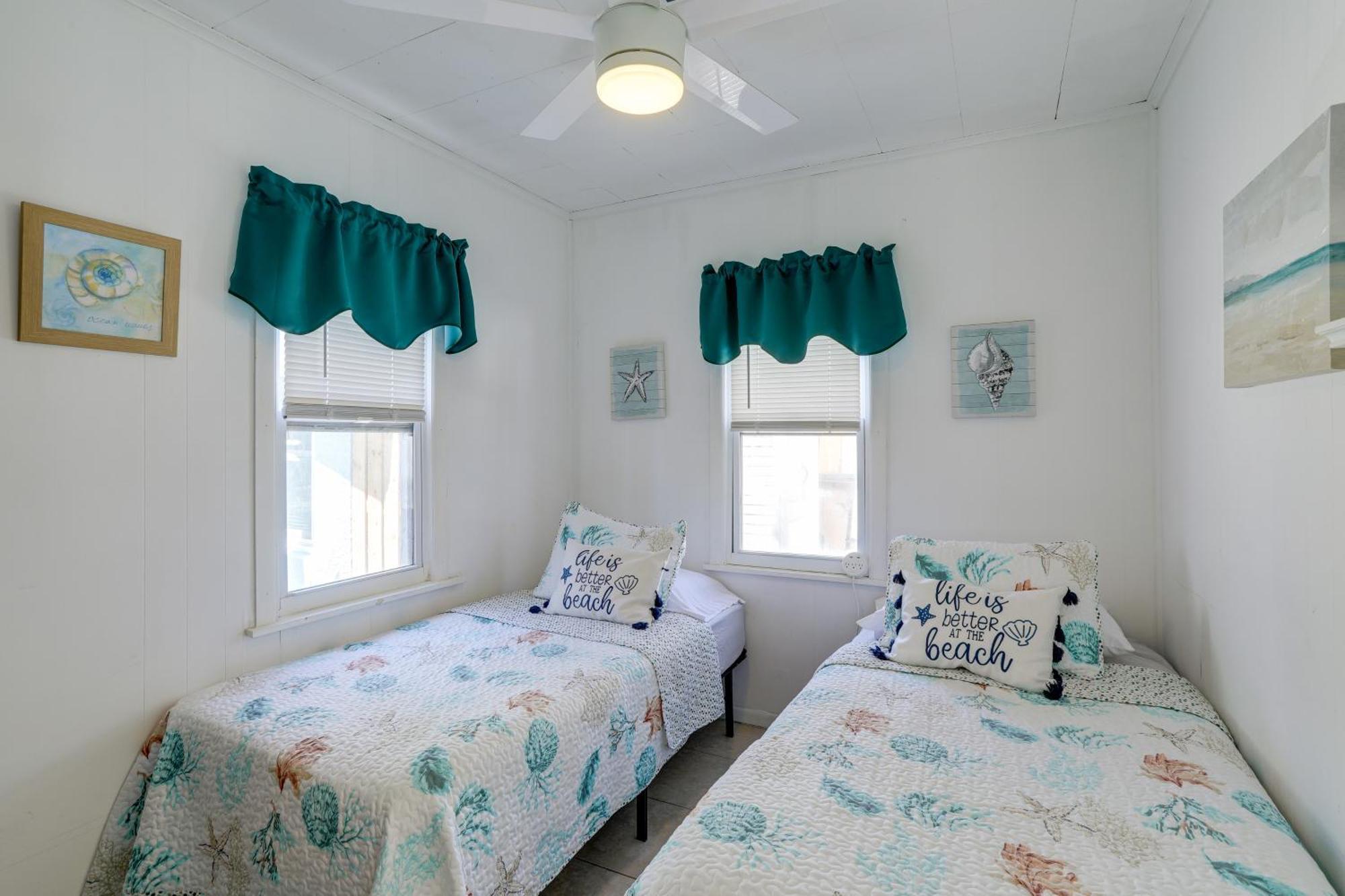 Cozy Indian Rocks Steps To Seawall!