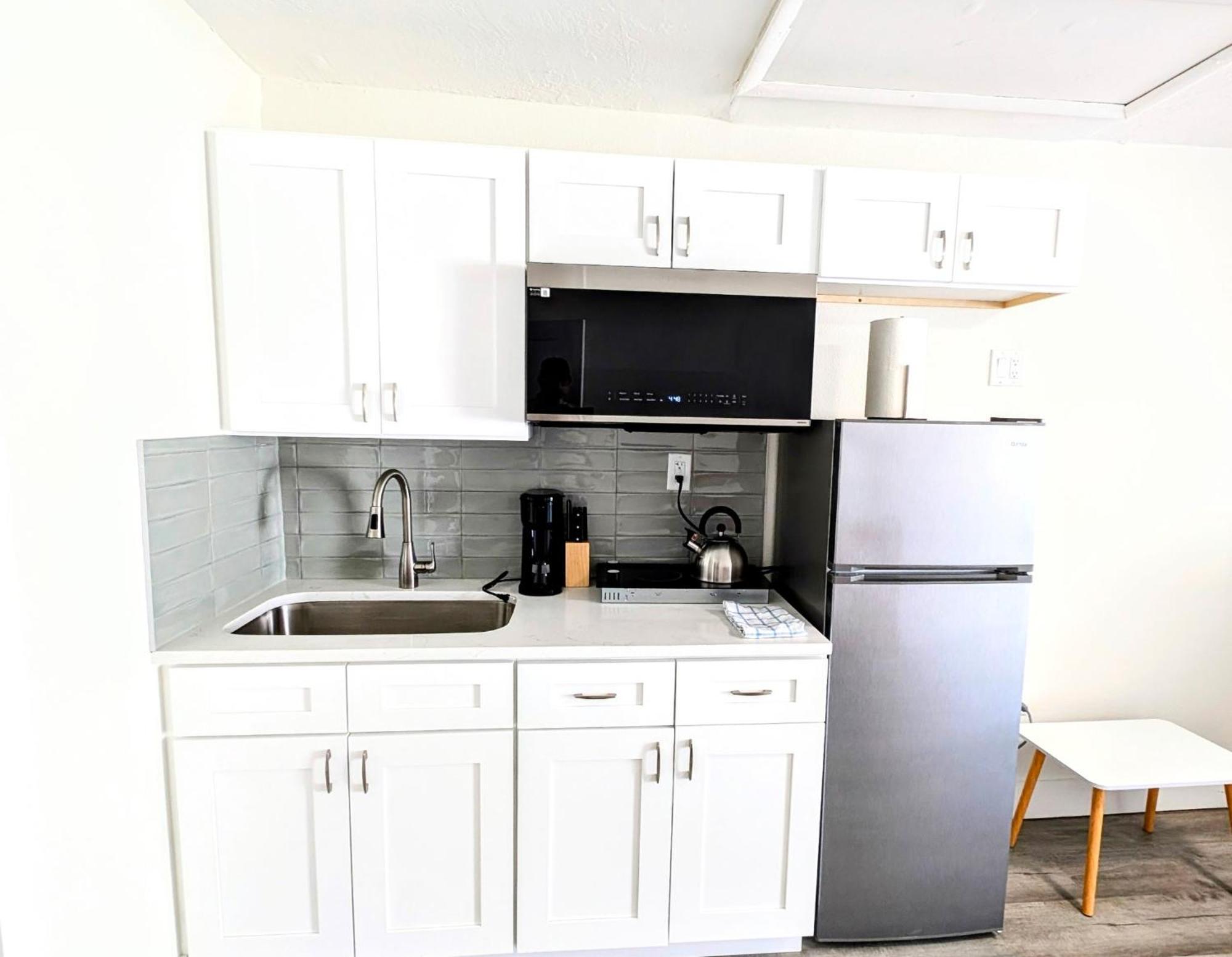 Sunny Retreat Unit 3 Apartment *