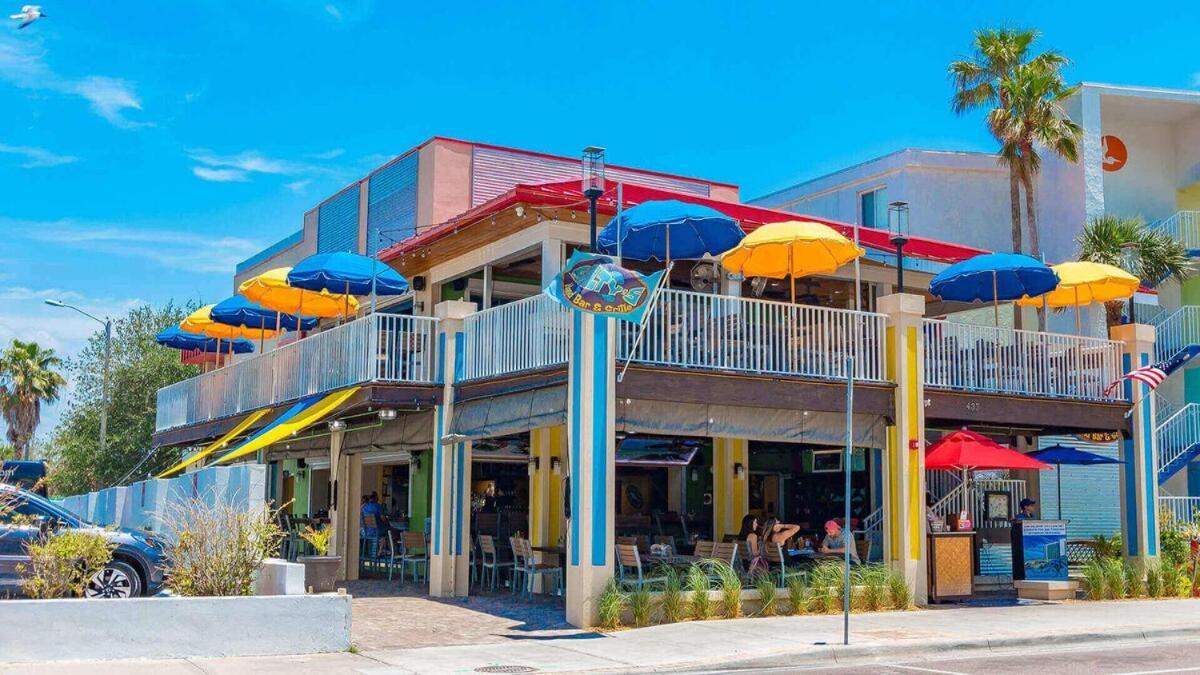 Coastal Retreat I Unbeatable Location I Sleeps 8 * Clearwater Beach
