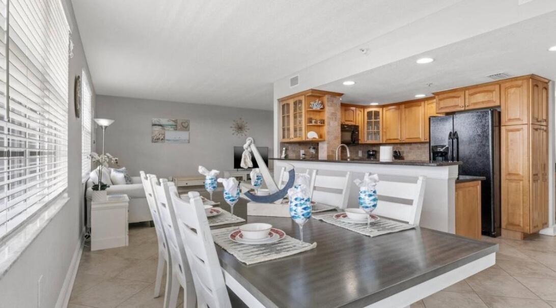 Coastal Retreat I Unbeatable Location I Sleeps 8 Clearwater Beach