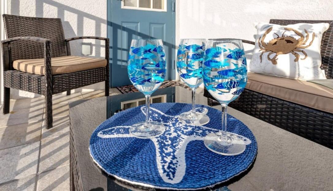 Coastal Retreat I Unbeatable Location I Sleeps 8 * Clearwater Beach