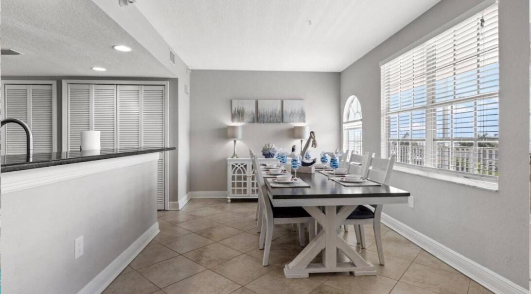 Coastal Retreat I Unbeatable Location I Sleeps 8 Apartment