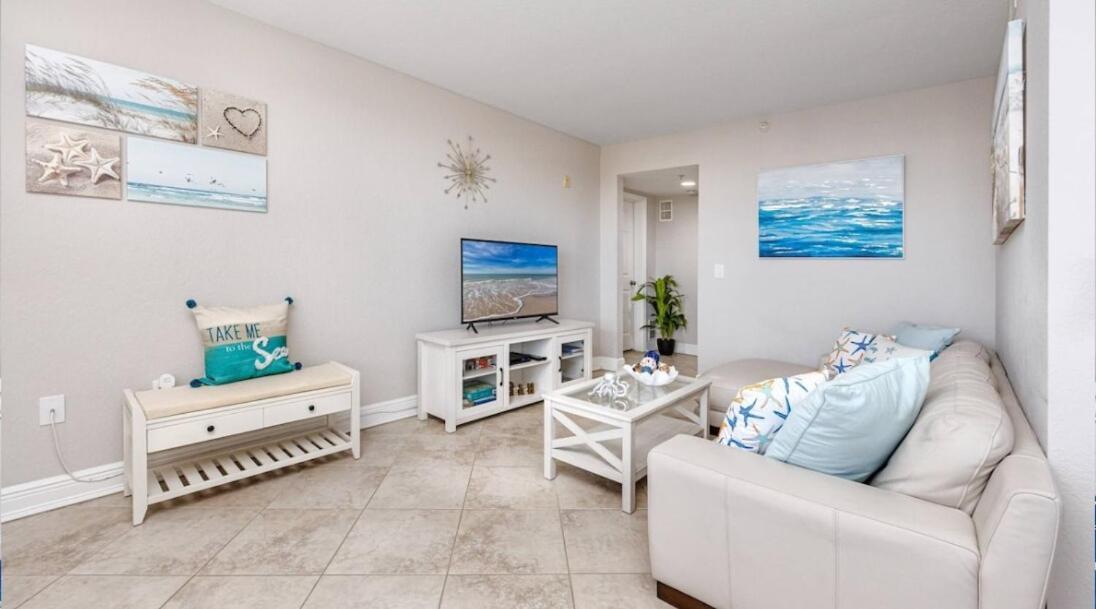 Coastal Retreat I Unbeatable Location I Sleeps 8 Apartment Clearwater Beach