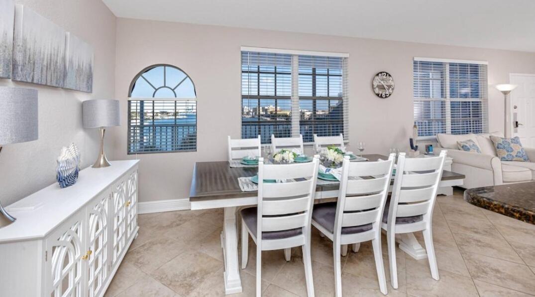 Coastal Retreat I Unbeatable Location I Sleeps 8 Apartment *