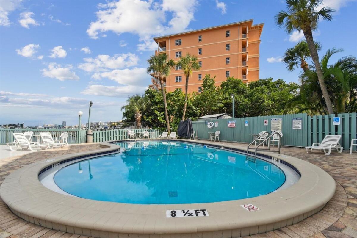 Apartment Coastal Retreat I Unbeatable Location I Sleeps 8 *