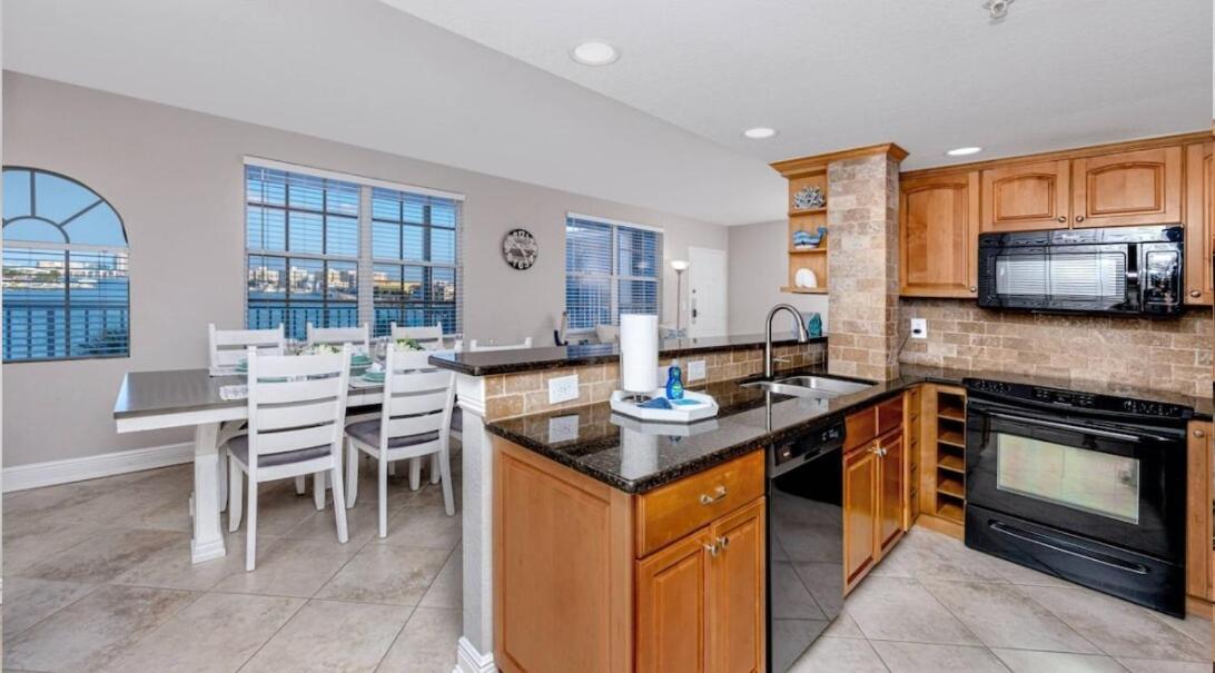 Coastal Retreat I Unbeatable Location I Sleeps 8 Apartment Clearwater Beach