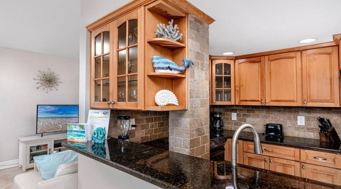 Coastal Retreat I Unbeatable Location I Sleeps 8 * Clearwater Beach