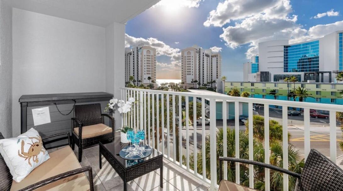 Coastal Retreat I Unbeatable Location I Sleeps 8 * Clearwater Beach