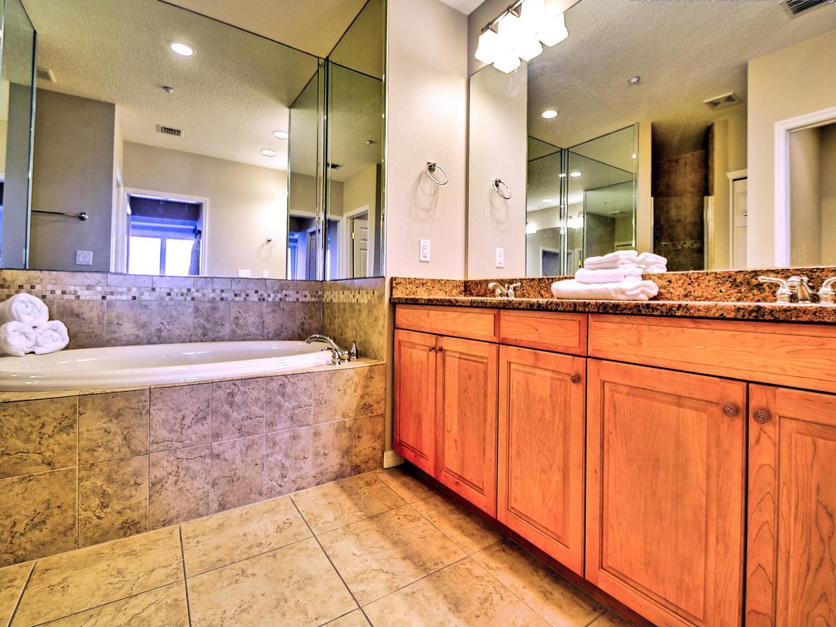 Harborview Grande 700 Waterfront Apartment *