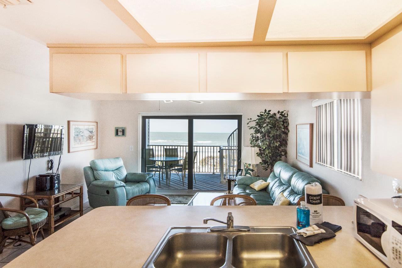 Joyce's Beachfront 3 Apartment