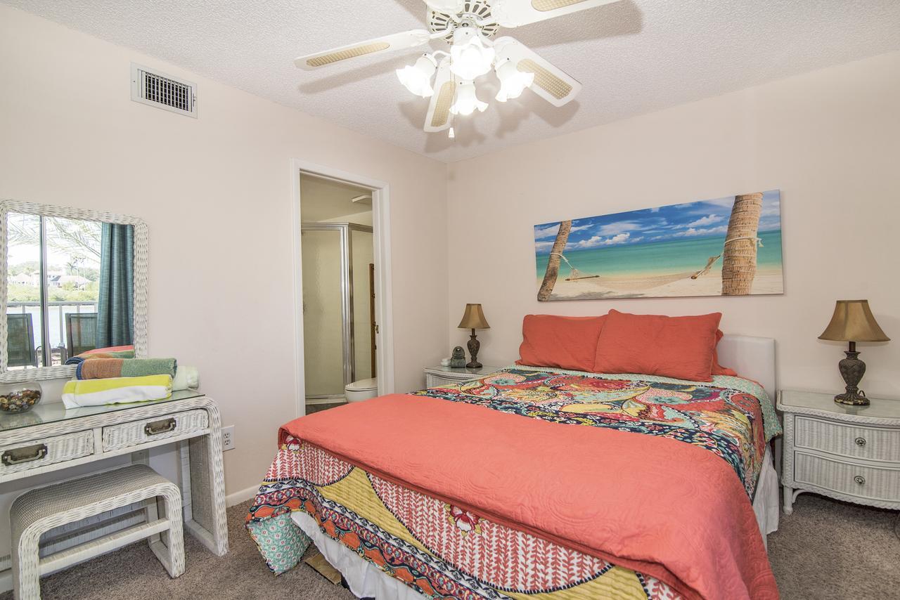Joyce's Beachfront 3 Apartment
