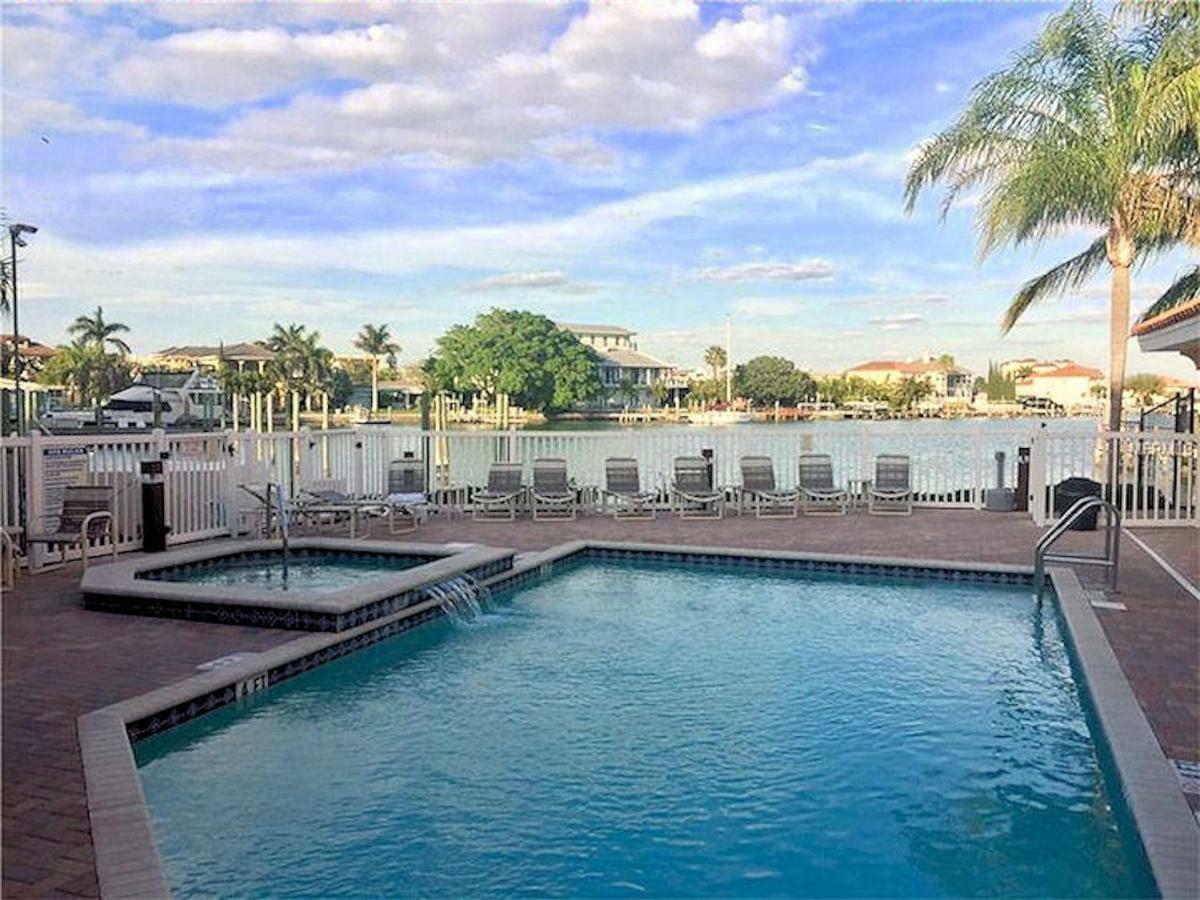 Luxury 5 Star Water Front 3 Beds 2 Bath Pool Hot-tub And Views Apartment