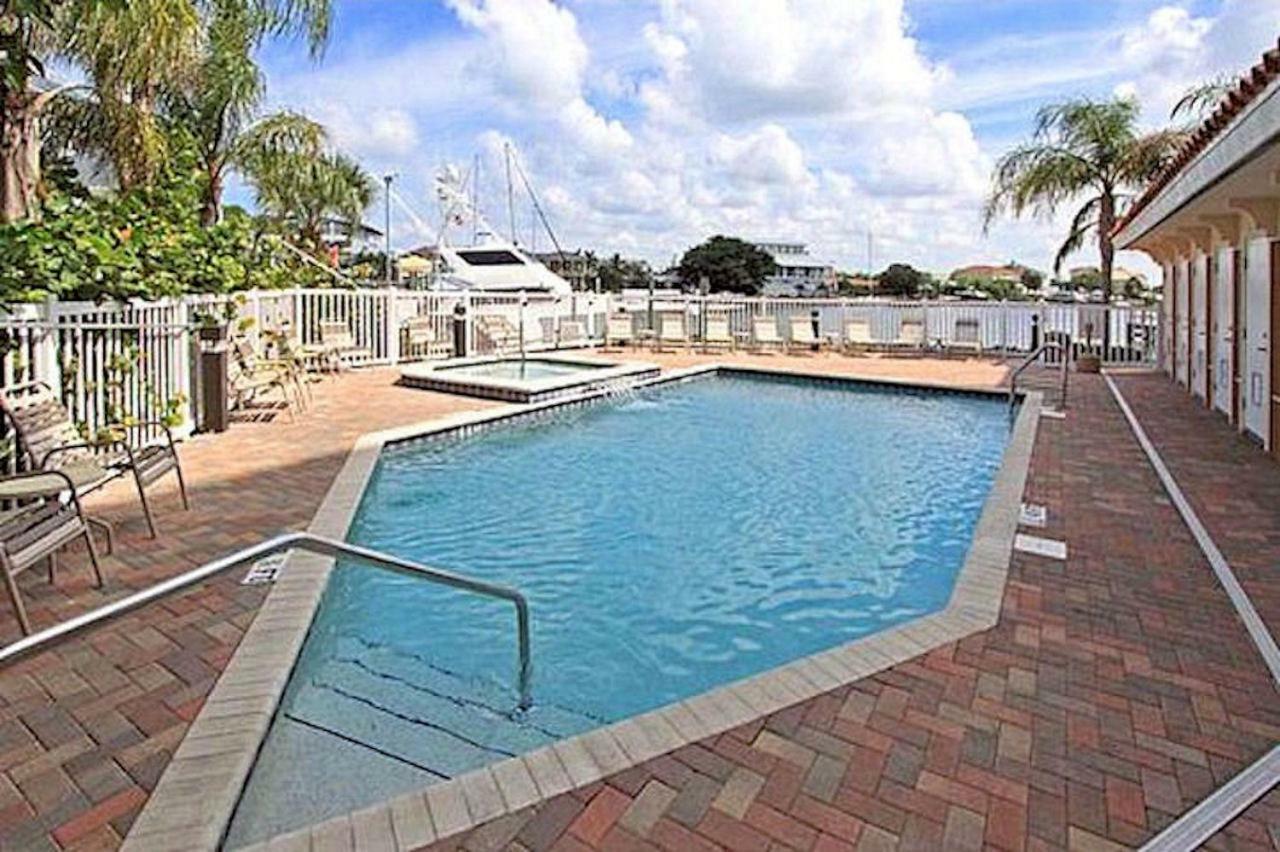 Luxury 5 Star Water Front 3 Beds 2 Bath Pool Hot-tub And Views Apartment