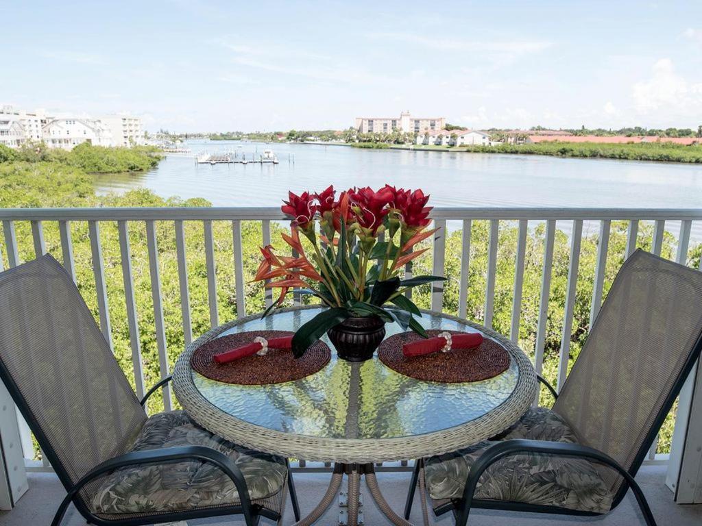 Gulf Retreat 2: Magnificent Water Views, Steps To Beach, None Cleaner, None Nicer! Apartment *