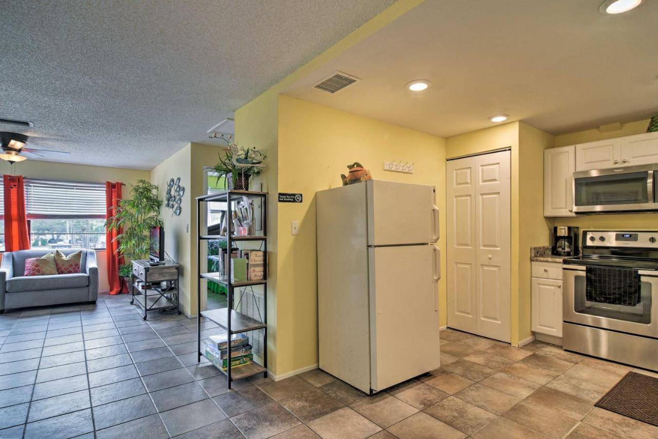 Apartment Updated Near Ideal Walkable Location!