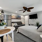 Quiet Corner Suite Heated Pool & 2 Mins 2 Beach