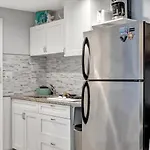 Quiet Corner Suite Heated Pool & 2 Mins 2 Beach