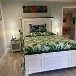 Guest Suite - Waterfront -Pool & Hot Tub- Walk To Beach