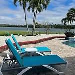 Guest Suite - Waterfront -Pool & Hot Tub- Walk To Beach