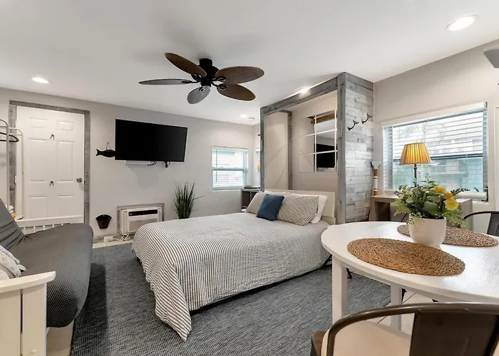 Quiet Corner Suite Heated Pool & 2 Mins 2 Beach