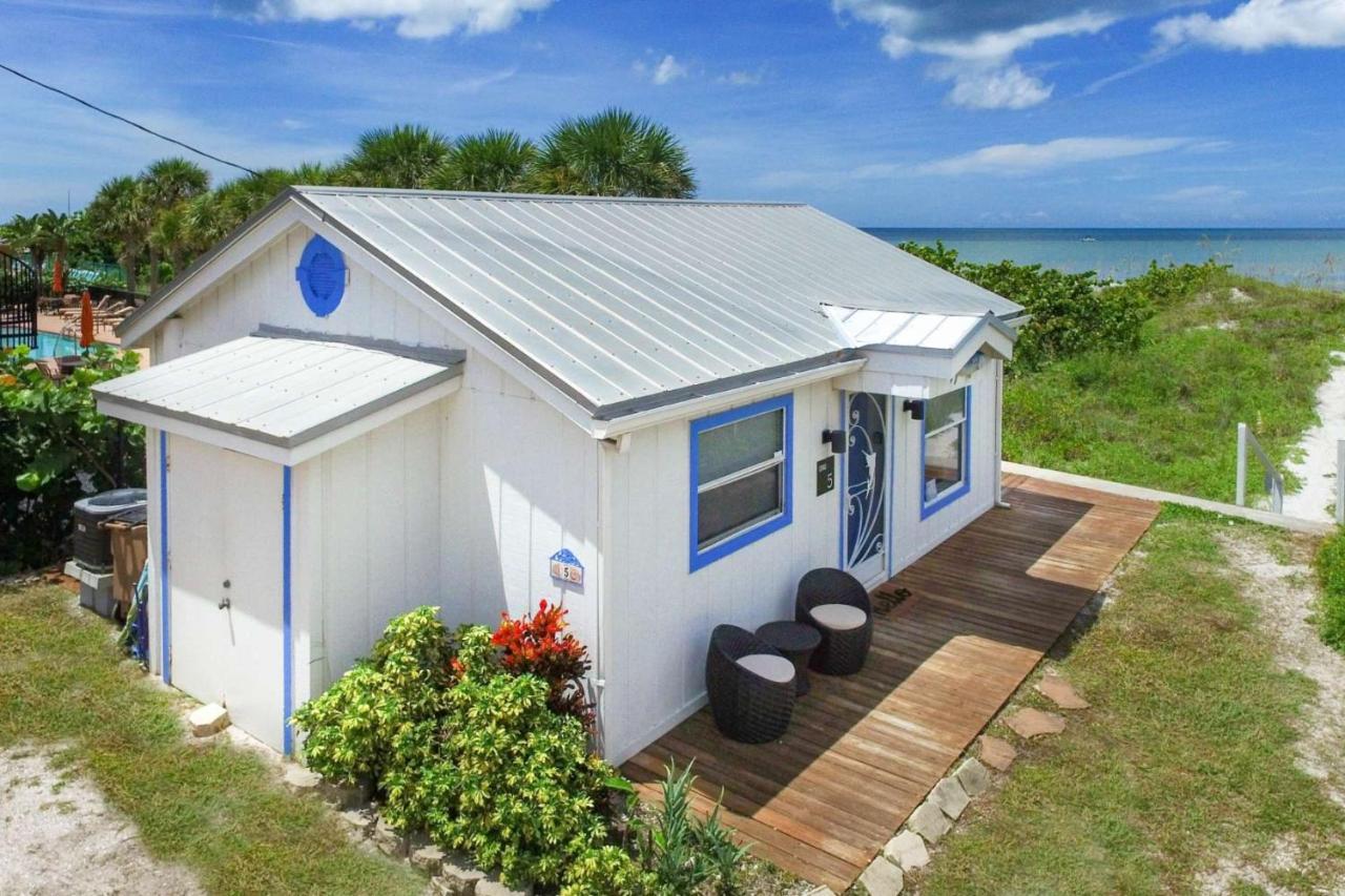 Binnie's Beachfront Holiday home *