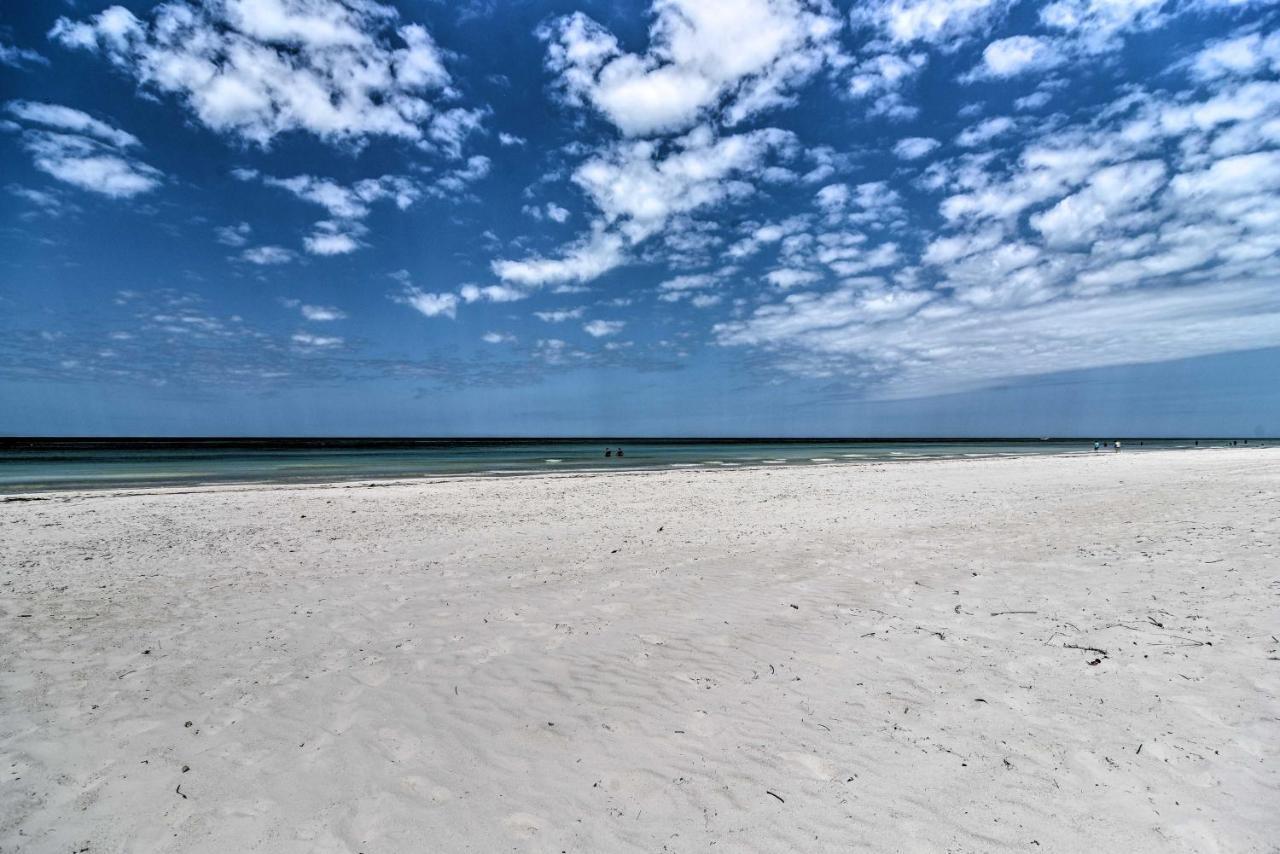 Walk To With Deck In Indian Shores *