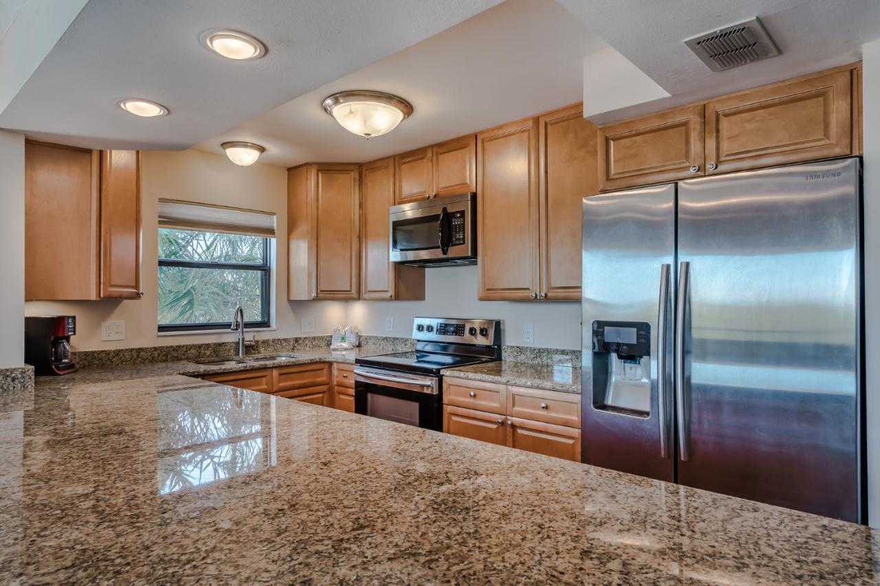 Bay Shores Yacht & Tennis 208, 2 Bedrooms, Sleeps 6, Heated Pool, Spa, Bay View Clearwater Beach