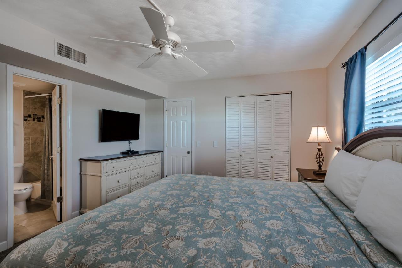 Bay Shores Yacht & Tennis 208, 2 Bedrooms, Sleeps 6, Heated Pool, Spa, Bay View *