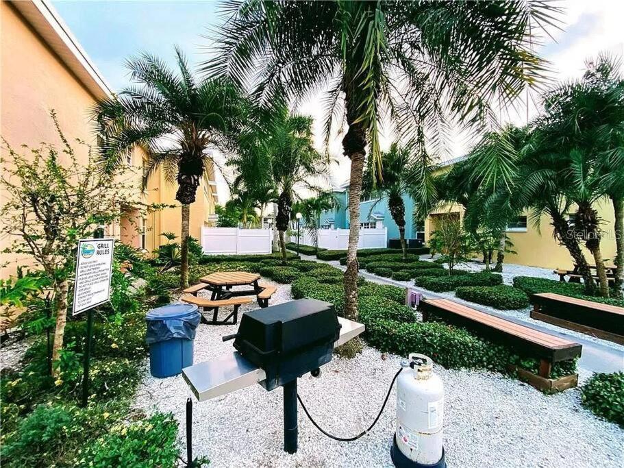 Gulf Coast Gem Private - 2bed, 1bath, Sleeps 6, Across The Street From & Gulf, Game Room, Pool *