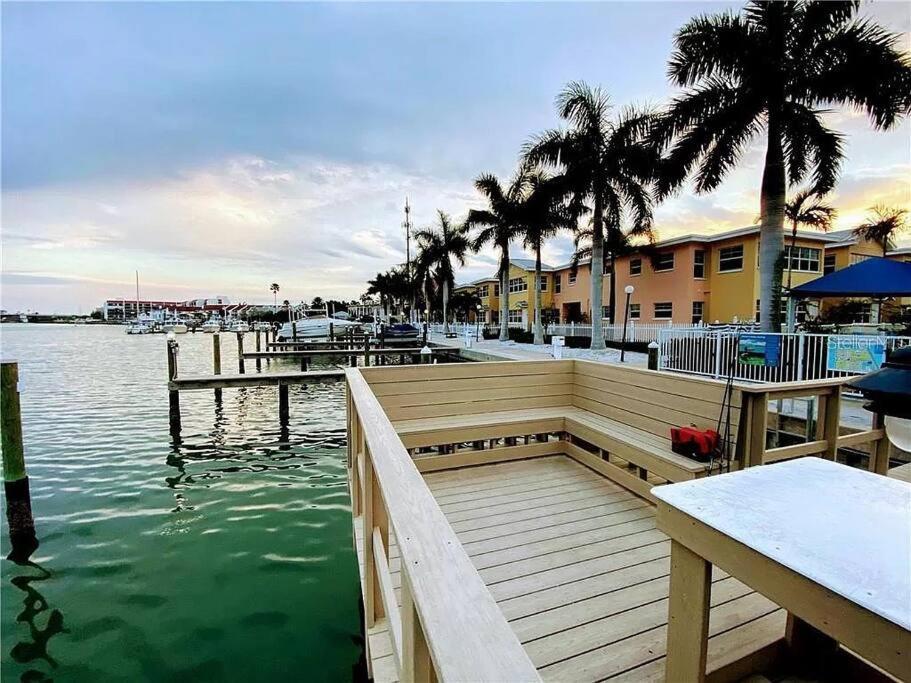 Gulf Coast Gem Private - 2bed, 1bath, Sleeps 6, Across The Street From & Gulf, Game Room, Pool Apartment *