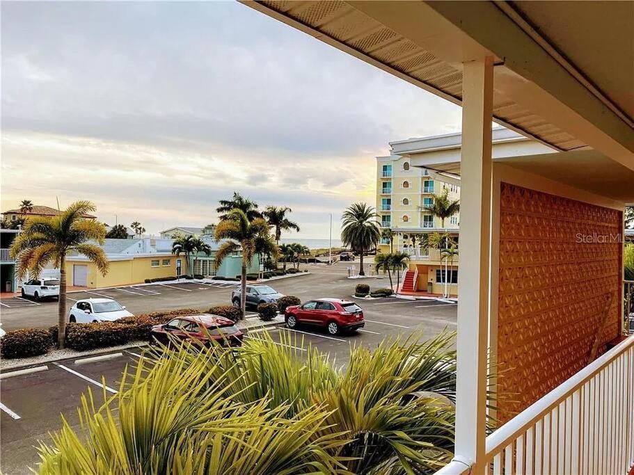 Gulf Coast Gem Private - 2bed, 1bath, Sleeps 6, Across The Street From & Gulf, Game Room, Pool Apartment Clearwater Beach