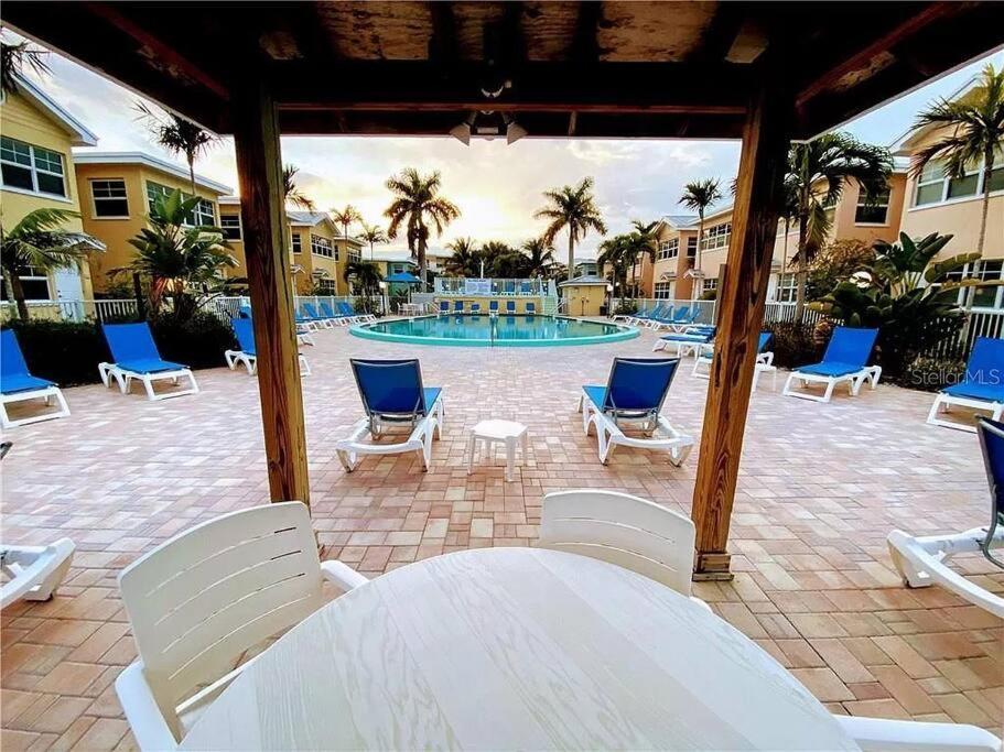 Gulf Coast Gem Private - 2bed, 1bath, Sleeps 6, Across The Street From & Gulf, Game Room, Pool