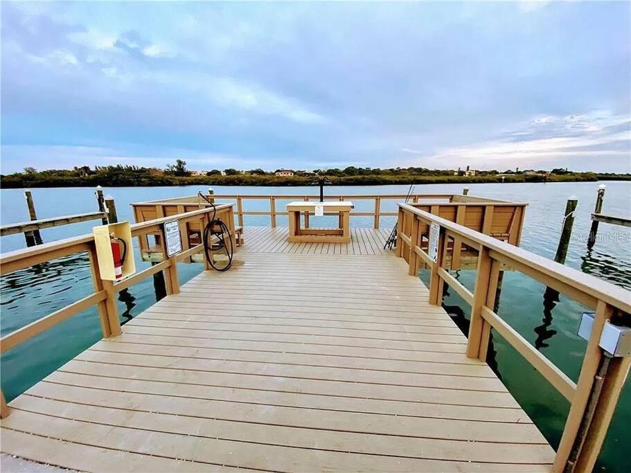 Gulf Coast Gem Private - 2bed, 1bath, Sleeps 6, Across The Street From & Gulf, Game Room, Pool Clearwater Beach