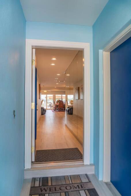 Amazing Water Front View Newly Renovated 3bd 2bth * Clearwater Beach