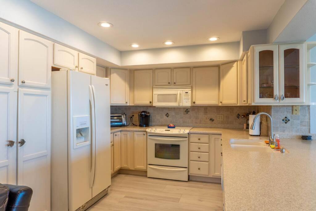 Amazing Water Front View Newly Renovated 3bd 2bth Holiday home *