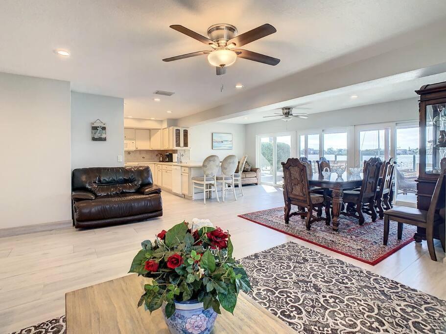 Holiday home Amazing Water Front View Newly Renovated 3bd 2bth