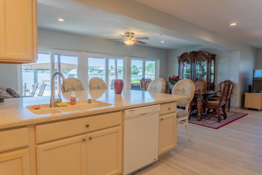 Amazing Water Front View Newly Renovated 3bd 2bth Holiday home Clearwater Beach