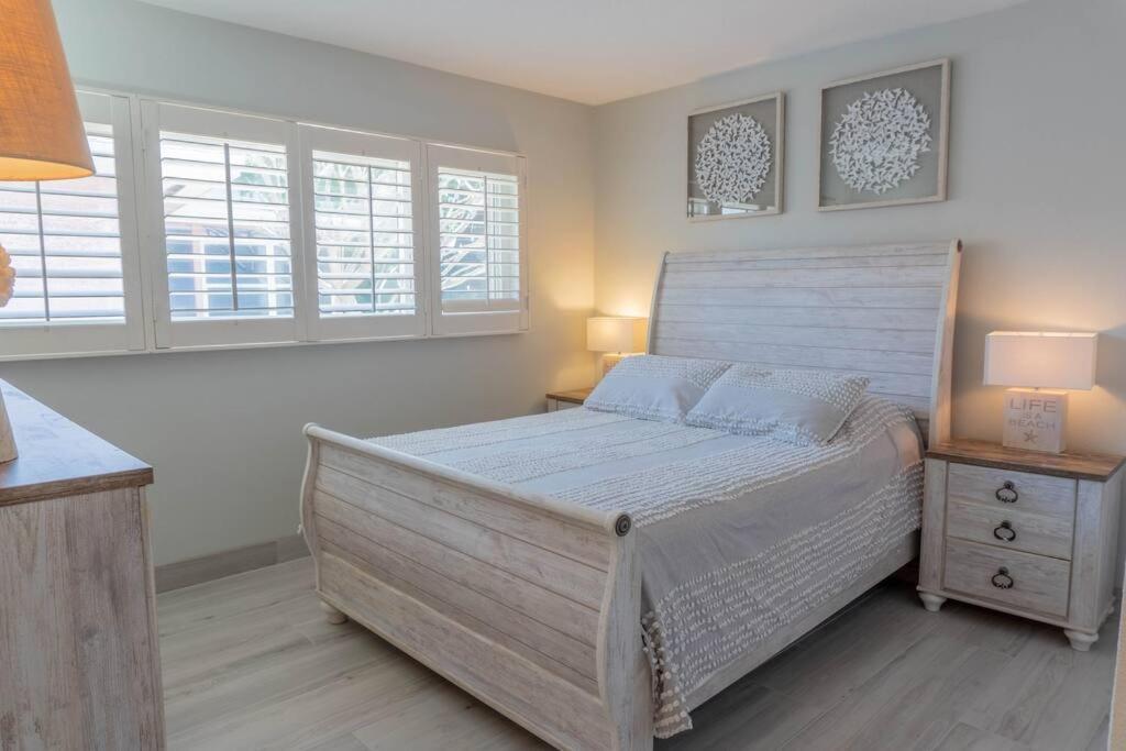 Amazing Water Front View Newly Renovated 3bd 2bth * Clearwater Beach