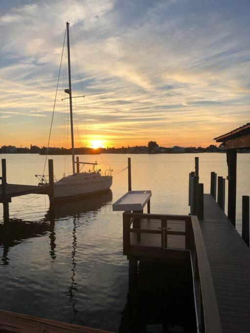 Amazing Water Front View Newly Renovated 3bd 2bth Clearwater Beach