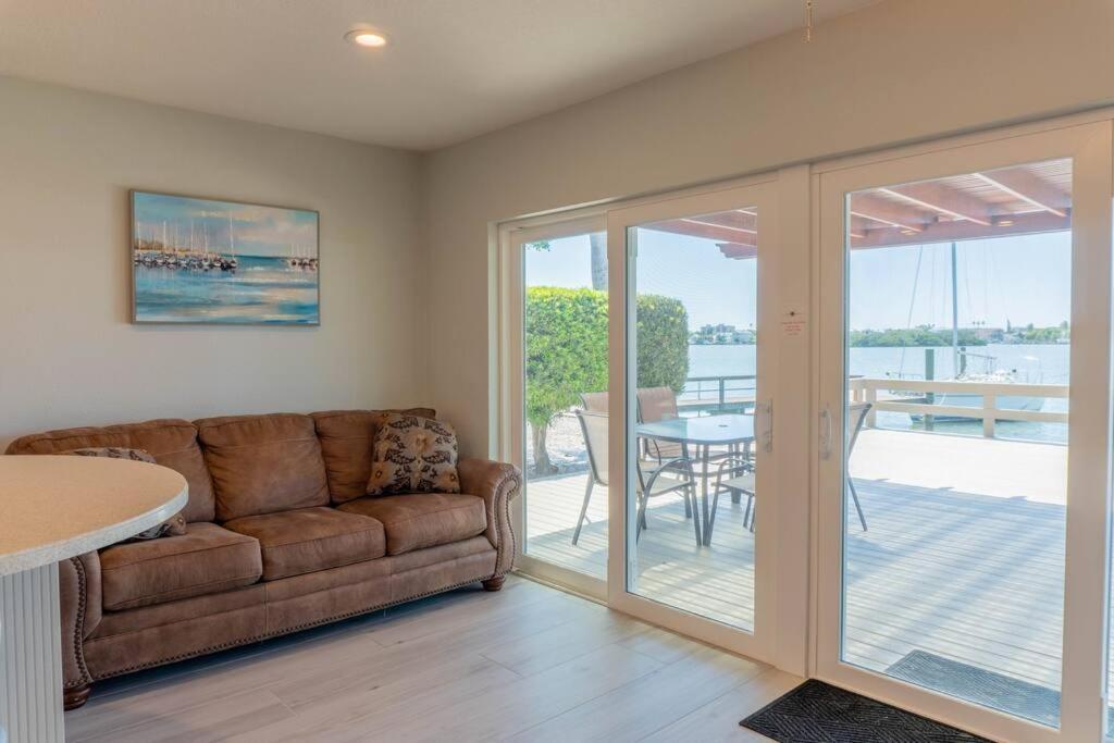 Amazing Water Front View Newly Renovated 3bd 2bth Holiday home Clearwater Beach
