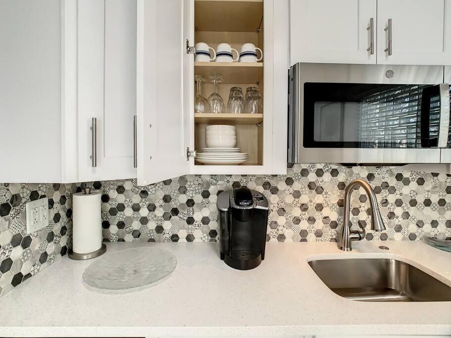 Steps From The Beach, Renovated 1bd 1 Bth Holiday home Clearwater Beach