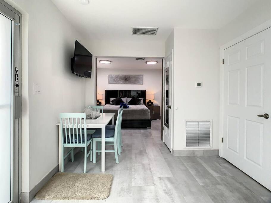 Steps From The Beach, Renovated 1bd 1 Bth Holiday home Clearwater Beach