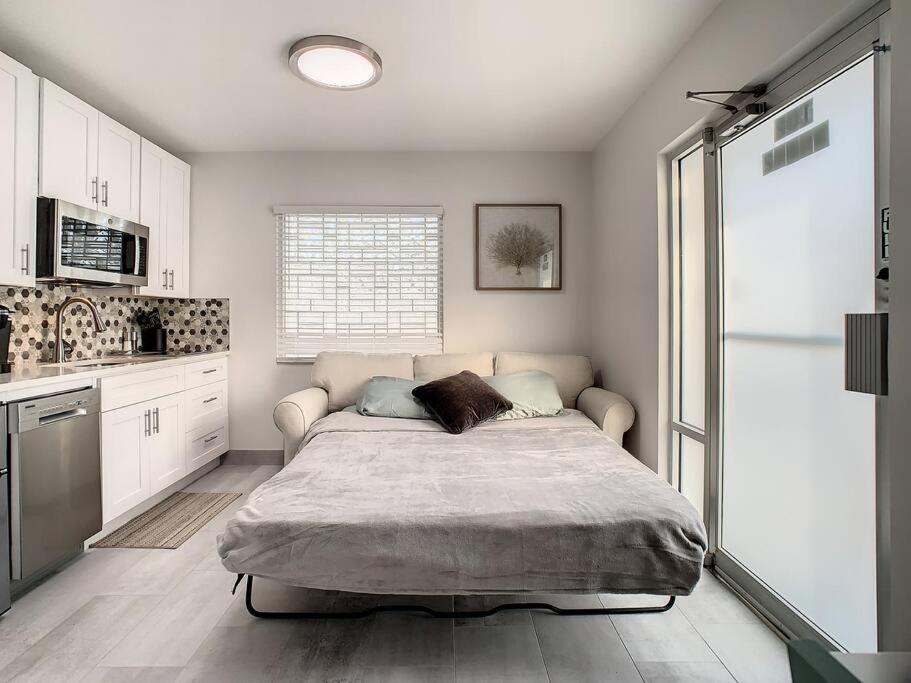 Steps From The Beach, Renovated 1bd 1 Bth