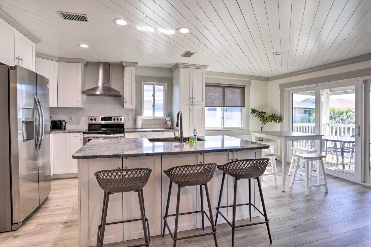 Apartment Walk To With Deck In Indian Shores *