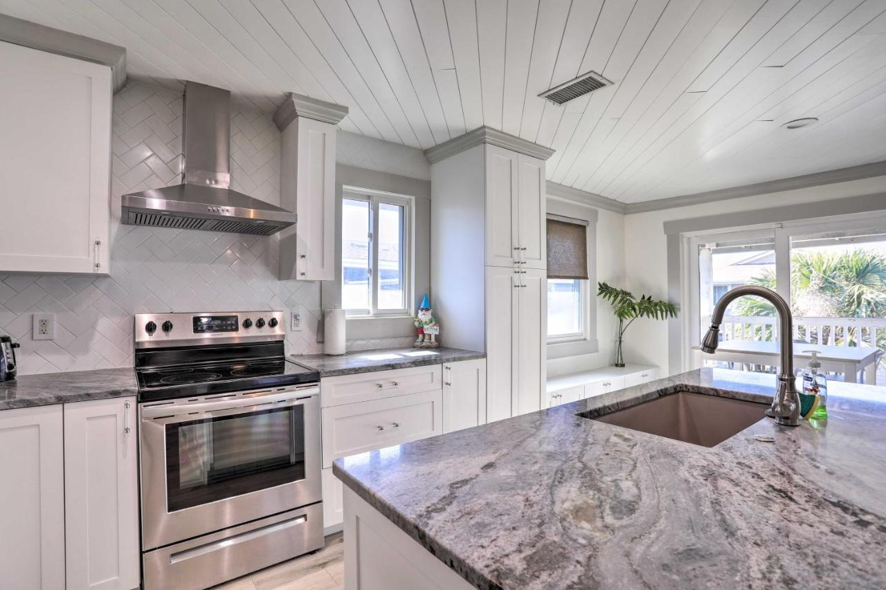 Walk To With Deck In Indian Shores *